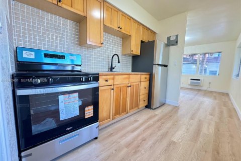 Apartment in North Miami, Florida 1 bedroom, 521.83 sq.m. № 2000070 - photo 2