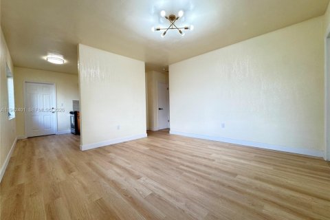 Apartment in North Miami, Florida 1 bedroom, 521.83 sq.m. № 2000070 - photo 6