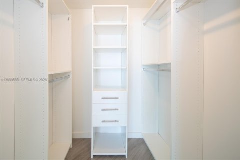 Condo in Miami, Florida, 2 bedrooms  № 2068506 - photo 12