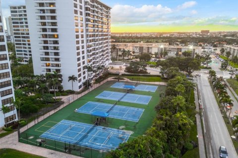 Condominio en venta en Hallandale Beach, Florida, 1 dormitorio, 92.9 m2 № 2027198 - foto 10