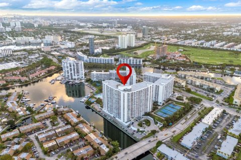 Condominio en venta en Hallandale Beach, Florida, 1 dormitorio, 92.9 m2 № 2027198 - foto 15