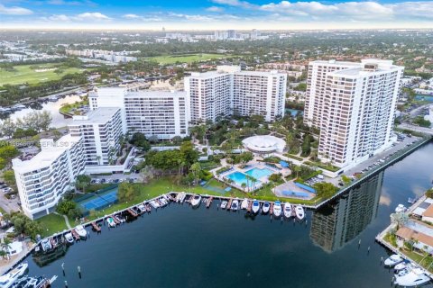Condominio en venta en Hallandale Beach, Florida, 1 dormitorio, 92.9 m2 № 2027198 - foto 14