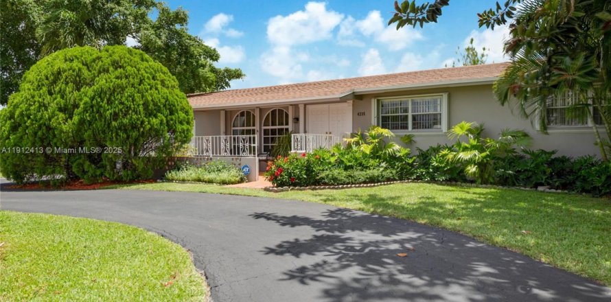 Дом в Майами, Флорида 4 спальни, 184.69м2 № 1968173