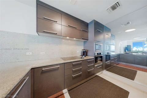 Condo in Miami, Florida, 3 bedrooms № 2057539 - photo 4