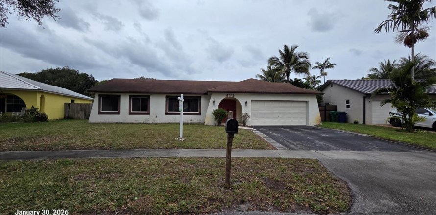 House in Cooper City, Florida 6 bedrooms, 266.82 sq.m. № 2189727