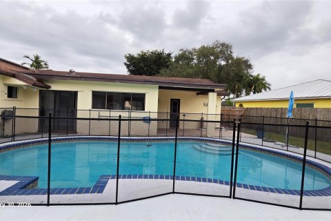 House in Cooper City, Florida 6 bedrooms, 266.82 sq.m. № 2189727 - photo 19
