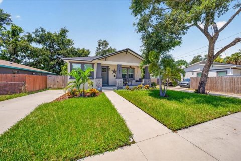 House in Saint Petersburg, Florida 3 bedrooms, 147.16 sq.m. № 2309828