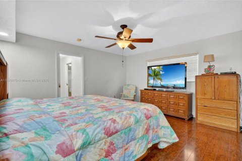 House in Miami, Florida 4 bedrooms, 186.64 sq.m. № 1797574 - photo 5