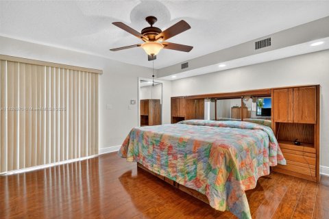 House in Miami, Florida 4 bedrooms, 186.64 sq.m. № 1797574 - photo 4