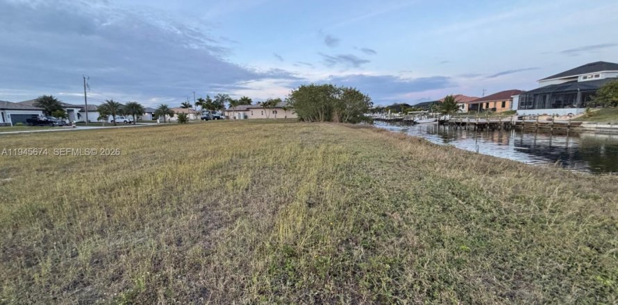 Land in Cape Coral, Florida № 2152871
