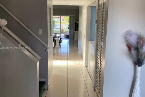 Casa en venta en Miami, Florida, 3 dormitorios, 168.62 m2 № 2074925 - foto 10