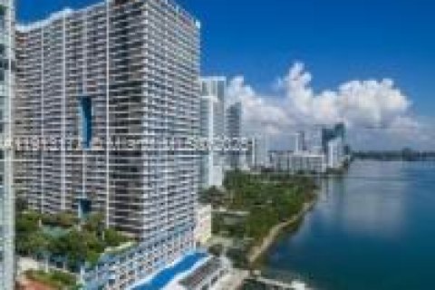 Condominio en alquiler en Miami, Florida, 1 dormitorio, 92.62 m2 № 2016619 - foto 18
