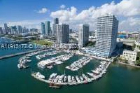 Condominio en alquiler en Miami, Florida, 1 dormitorio, 92.62 m2 № 2016619 - foto 16