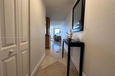 Condominio en alquiler en Miami, Florida, 1 dormitorio, 92.62 m2 № 2016619 - foto 5