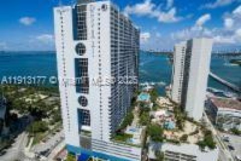 Condominio en alquiler en Miami, Florida, 1 dormitorio, 92.62 m2 № 2016619 - foto 17