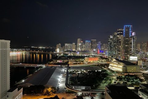 Condominio en alquiler en Miami, Florida, 1 dormitorio, 92.62 m2 № 2016619 - foto 3