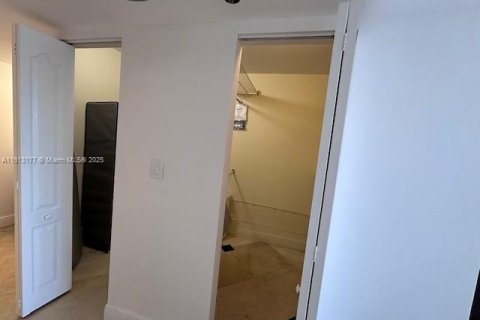 Condominio en alquiler en Miami, Florida, 1 dormitorio, 92.62 m2 № 2016619 - foto 15