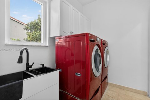 Casa en venta en Miramar, Florida, 5 dormitorios, 295.8 m2 № 2073006 - foto 27