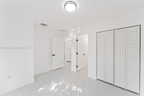 House in Miami, Florida 3 bedrooms, 97.08 sq.m. № 2037177 - photo 10