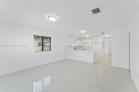 House in Miami, Florida 3 bedrooms, 97.08 sq.m. № 2037177 - photo 2