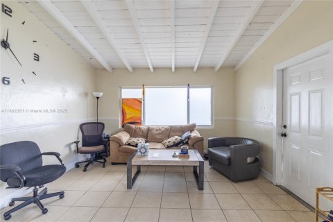 House in Fort Lauderdale, Florida 4 bedrooms, 109.81 sq.m. № 1688934 - photo 3