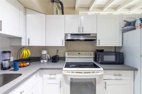 House in Fort Lauderdale, Florida 4 bedrooms, 109.81 sq.m. № 1688934 - photo 8