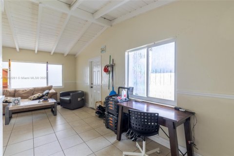 House in Fort Lauderdale, Florida 4 bedrooms, 109.81 sq.m. № 1688934 - photo 4
