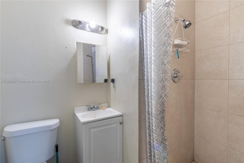 House in Fort Lauderdale, Florida 4 bedrooms, 109.81 sq.m. № 1688934 - photo 13