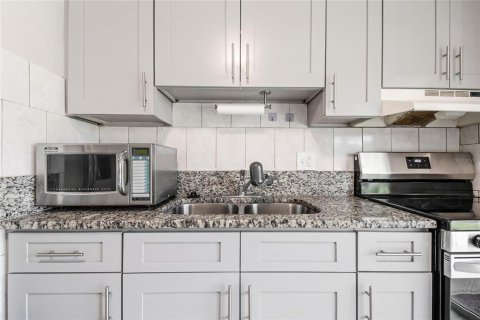 Villa ou maison à louer à Kissimmee, Floride: 2 chambres, 80.27 m2 № 2299884 - photo 5