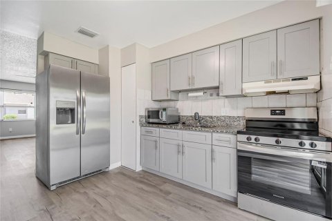 Villa ou maison à louer à Kissimmee, Floride: 2 chambres, 80.27 m2 № 2299884 - photo 4