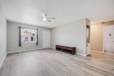 Villa ou maison à louer à Kissimmee, Floride: 2 chambres, 80.27 m2 № 2299884 - photo 10