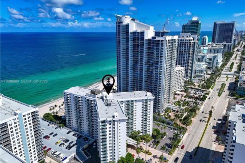 Condominio en Hollywood, Florida, 1 dormitorio  № 2051020