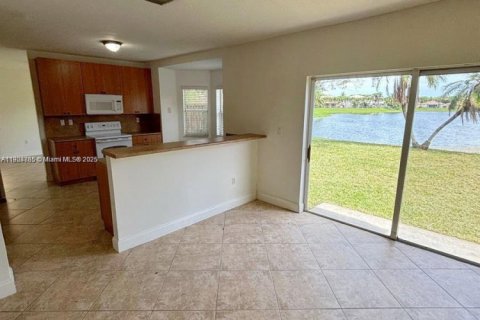 Снять в аренду виллу или дом в Катлер-Бей, Флорида 4 спальни, 219.71м2, № 1956080 - фото 23