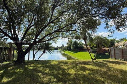 Снять в аренду виллу или дом в Катлер-Бей, Флорида 4 спальни, 219.71м2, № 1956080 - фото 6