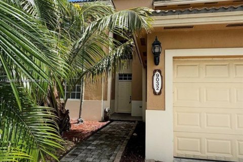 Снять в аренду виллу или дом в Катлер-Бей, Флорида 4 спальни, 219.71м2, № 1956080 - фото 3