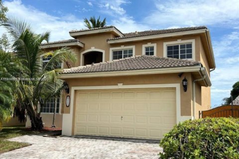 Снять в аренду виллу или дом в Катлер-Бей, Флорида 4 спальни, 219.71м2, № 1956080 - фото 1