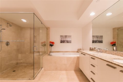 Condo in Hallandale Beach, Florida, 2 bedrooms  № 2052779 - photo 11