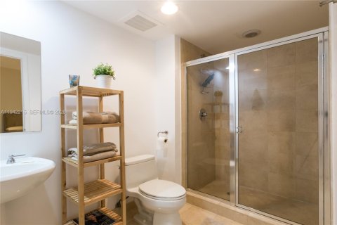 Condo in Hallandale Beach, Florida, 2 bedrooms  № 2052779 - photo 14