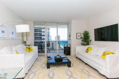 Condo in Hallandale Beach, Florida, 2 bedrooms  № 2052779 - photo 4