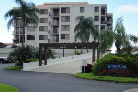 Condo in Saint Petersburg, Florida, 2 bedrooms  № 878953 - photo 1