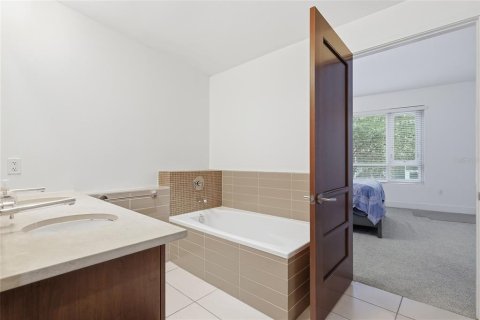 Condo in Tampa, Florida, 2 bedrooms № 2121284 - photo 12