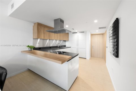 Condo in Miami, Florida, 1 bedroom  № 2001692 - photo 3