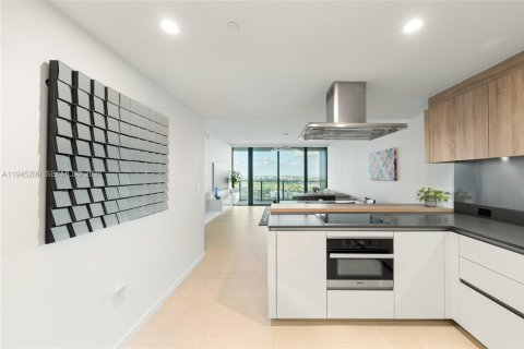 Condo in Miami, Florida, 1 bedroom  № 2001692 - photo 2