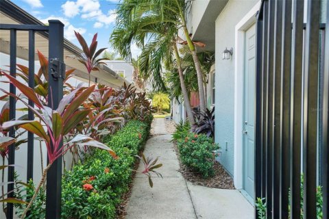 Townhouse in Tampa, Florida 3 bedrooms, 191.84 sq.m. № 1901342 - photo 5
