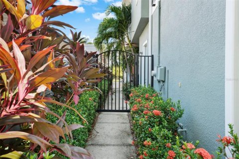Townhouse in Tampa, Florida 3 bedrooms, 191.84 sq.m. № 1901342 - photo 4