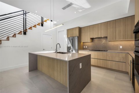 Купить таунхаус в Майами, Флорида 5 спален, 233.84м2, № 1947065 - фото 12