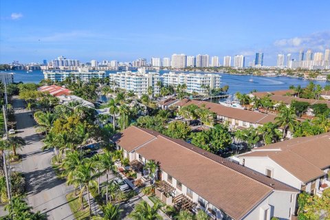 Adosado en venta en North Miami Beach, Florida, 3 dormitorios, 147.71 m2 № 2013742 - foto 27