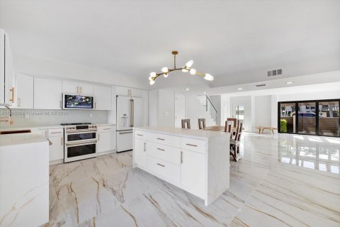 Adosado en North Miami Beach, Florida 3 dormitorios, 147.71 m2 № 2013742