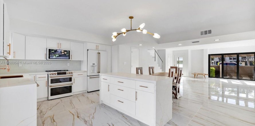 Adosado en North Miami Beach, Florida 3 dormitorios, 147.71 m2 № 2013742