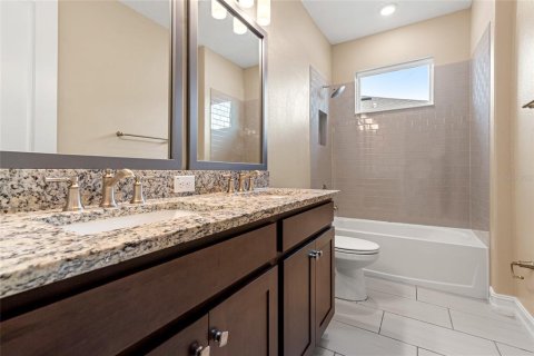 Townhouse in ESTANCIA

 in Wesley Chapel, Florida 4 bedrooms, 171.31 sq.m. № 1796922 - photo 16